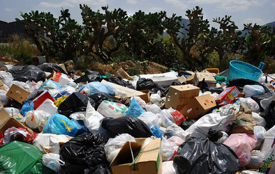DISCARICA abusiva nei pressi del comune e paese di Monreale in Sicilia. Fotografie di Giulio Azzarello &copy;2014.