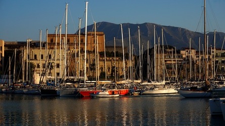 BARCHE. Fotografie di Giulio Azzarello ©2022. BARCHE. Fotografie di Giulio Azzarello ©2022.