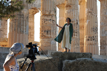 PAOLA PACE attrice italiana di origini siciliane Palermo ritratti a Sellinunte. Fotografie di Giulio Azzarello ©2014.