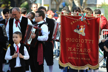 GRUPPO FOLK SICILIANO a Marsala. Fotografie di Giulio Azzarello &copy;2014.