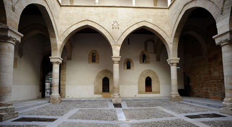 LOGGIATO arabo normanno allo Steri di Palermo. Fotografie di Giulio Azzarello &copy;2014.