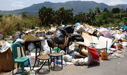 DISCARICA abusiva nei pressi del comune e paese di Monreale in Sicilia. Fotografie di Giulio Azzarello &copy;2014.