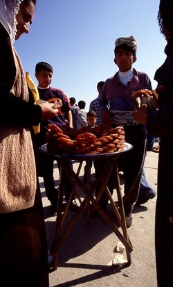 NEWROZ marzo 2001. Curdistan turco. Fotografie di Giulio Azzarello ©2001 2022. NEWROZ marzo 2001. Curdistan turco. Fotografie di Giulio Azzarello ©2001 2022.