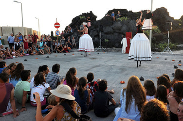 TRAMPOLIERI A LINOSA in Sicilia tutti i momenti dello spettacolo. Fotografie di Giulio Azzarello &copy;2014.