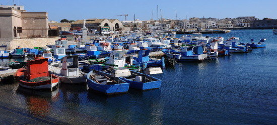 Il PORTO DI FAVIGNANA in Sicilia visioni panoramiche o particolari. Fotografie di Giulio Azzarello &copy;2014.