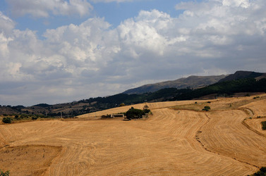 GANCI comune e antico borgo medievale delle Madonie in Sicilia. Fotografie di Giulio Azzarello &copy;2014.