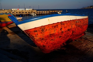 BARCHE. Fotografie di Giulio Azzarello ©2022. BARCHE. Fotografie di Giulio Azzarello ©2022.