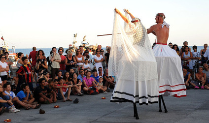 TRAMPOLIERI A LINOSA in Sicilia tutti i momenti dello spettacolo. Fotografie di Giulio Azzarello &copy;2014.