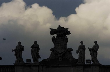 LE SCULTURE DI SAN PIETRO sopra il colonnato a Roma. Fotografie di Giulio Azzarello &copy;2014.