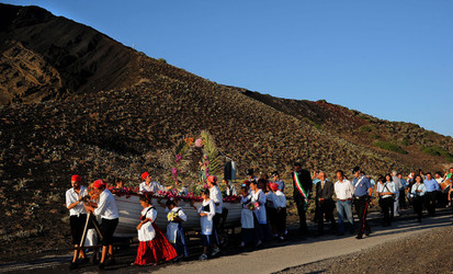 PROCESSIONE RELIGIOSA DEL MARE a Linosa. Fotografie di Giulio Azzarello ©2014. PROCESSIONE RELIGIOSA DEL MARE a Linosa. Fotografie di Giulio Azzarello ©2014.