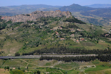 PAESAGGIO SICILIANO in provincia di Enna. Fotografie di Giulio Azzarello &copy;2014.