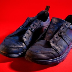 SCARPE. Fotografia di Giulio Azzarello ©2023. SCARPE. Fotografia di Giulio Azzarello ©2023.