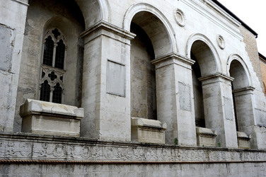 TEMPIO MALATESTIANO e SPIAGGIA di Rimini. Fotografie di Giulio Azzarello &copy;2016.
