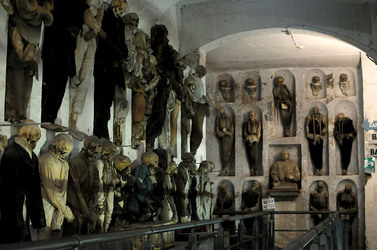 Le CATACOMBE di Palermo documentario film. Fotografie di scena e set di Giulio Azzarello &copy;2014.
