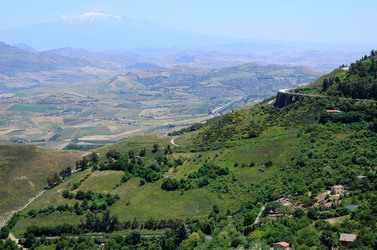 PAESAGGIO SICILIANO in provincia di Enna. Fotografie di Giulio Azzarello &copy;2014.