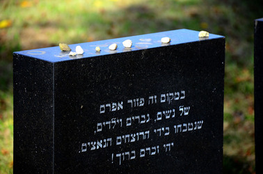 AUSCHHWITZ BIRKENAU le lapidi della memoria. Fotografie di Giulio Azzarello &copy;2016.