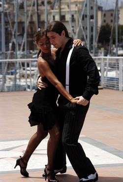 DIEGO CALARCO e il suo tango argentino. Fotografie di Giulio Azzarello ©2014. DIEGO CALARCO e il suo tango argentino. Fotografie di Giulio Azzarello ©2014.