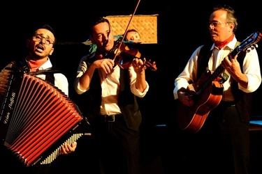 SERENATA fotografie di Giulio Azzarello ©2020. SERENATA fotografie di Giulio Azzarello ©2020.