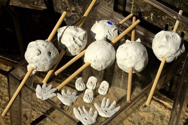 SARA CUTICCHIO e il suo laboratorio per i bambini. Fotografie di Giulio Azzarello &copy;2020.