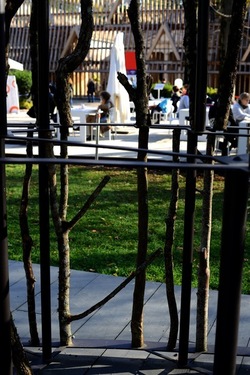VENEZIA installazione lignea Giardini della Biennale di Arch. Cont. Fotografie di Giulio Azzarello &copy;2022.