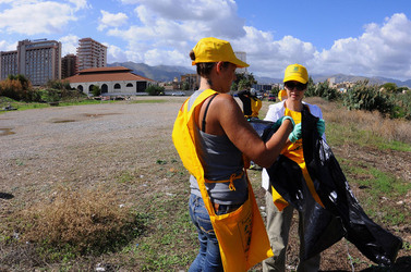 LA BONIFICA delle coste a Palermo una azione simbolica di Lega Ambiente Sicilia. Fotografie di Giulio Azzarello &copy;2014.