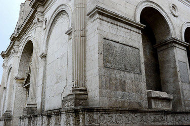 TEMPIO MALATESTIANO e SPIAGGIA di Rimini. Fotografie di Giulio Azzarello &copy;2016.