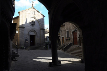 VITERBO e il suo centro storico. Fotografie di Giulio Azzarello &copy;2014.