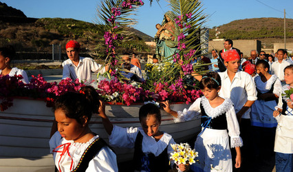PROCESSIONE RELIGIOSA DEL MARE a Linosa. Fotografie di Giulio Azzarello ©2014. PROCESSIONE RELIGIOSA DEL MARE a Linosa. Fotografie di Giulio Azzarello ©2014.