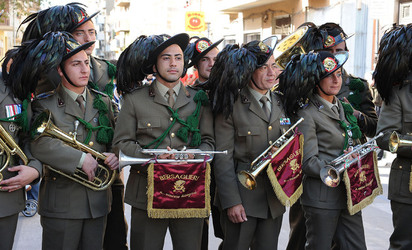 BANDA MUSICALE DEI BERSAGLIERI a Marsala in Sicilia. Fotografie di Giulio Azzarello ©2014. BANDA MUSICALE DEI BERSAGLIERI a Marsala in Sicilia. Fotografie di Giulio Azzarello ©2014.