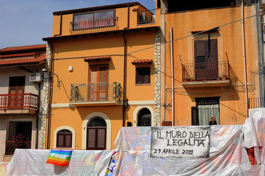 IL MURO DELL ANTIMAFIA e della legalit&agrave; a Partinico in Sicilia. Fotografie di Giulio Azzarello &copy;2014.