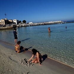 MONDELLO. Fotografie di Giulio Azzarello ©2024. MONDELLO. Fotografie di Giulio Azzarello ©2024.