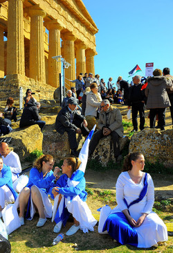 Mandorlo in Fiore la sfilata. Fotografie di Giulio Azzarello &copy;2017.