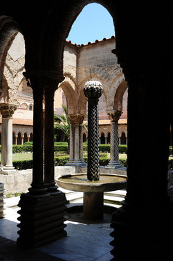 MONREALE in Sicilia con il suo Duomo e il Chiostro panoramiche e particolari. Fotografie di Giulio Azzarello &copy;2014.