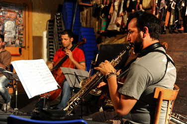 GIACOMO CUTICCHIO e il suo ensemble musicale. Fotografie di Giulio Azzarello &copy;2014.