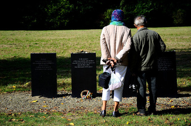 AUSCHHWITZ BIRKENAU le lapidi della memoria. Fotografie di Giulio Azzarello &copy;2016.