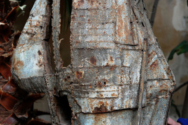 ANGELO DENARO pittore artista siciliano con la sua scultura di ferro. Fotografie di Giulio Azzarello &copy;2014.