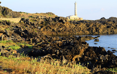 ISOLA DI USTICA la costa. Fotografie di Giulio Azzarello &copy;2016.