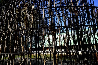 VENEZIA installazione lignea Giardini della Biennale di Arch. Cont. Fotografie di Giulio Azzarello &copy;2022.