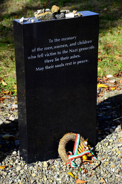 AUSCHHWITZ BIRKENAU le lapidi della memoria. Fotografie di Giulio Azzarello &copy;2016.