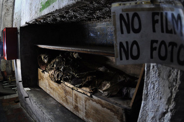 Le CATACOMBE di Palermo documentario film. Fotografie di scena e set di Giulio Azzarello &copy;2014.
