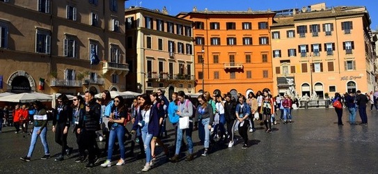 PIAZZA NAVONA Roma. Fotografie di Giulio Azzarello ©2020. PIAZZA NAVONA Roma. Fotografie di Giulio Azzarello ©2020.
