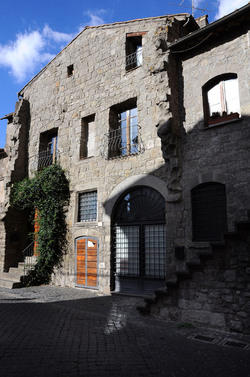 VITERBO e il suo centro storico. Fotografie di Giulio Azzarello &copy;2014.