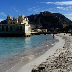 MONDELLO. Fotografie di Giulio Azzarello ©2024.