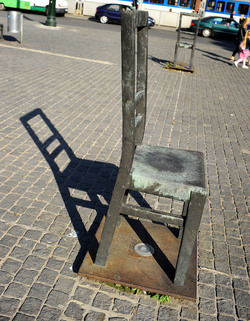 LA SEDIA DELLA MEMORIA nel quartiere ebraico di Cracovia. Fotografie di Giulio Azzarello &copy;2016.