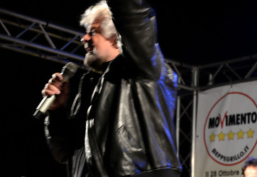 I COMIZI di BEPPE GRILLO in Sicilia a Palermo alcuni momenti. Fotografie di Giulio Azzarello &copy;2014.