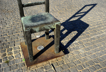 LA SEDIA DELLA MEMORIA nel quartiere ebraico di Cracovia. Fotografie di Giulio Azzarello &copy;2016.