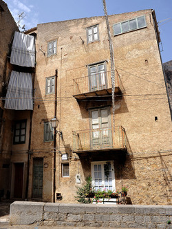 ISNELLO in Sicilia comune e paese del territorio delle madonie. Fotografie di Giulio Azzarello &copy;2014.