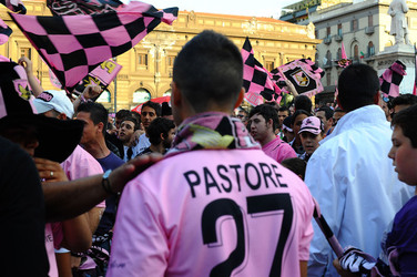 I TIFOSI DEL PALERMO CALCIO in piazza per festeggiare. Fotografie di Giulio Azzarello ©2014. I TIFOSI DEL PALERMO CALCIO in piazza per festeggiare. Fotografie di Giulio Azzarello ©2014.