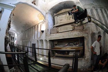 Le CATACOMBE di Palermo documentario film. Fotografie di scena e set di Giulio Azzarello &copy;2014.
