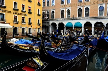VENEZIA fotografie di Giulio Azzarello &copy;2022.